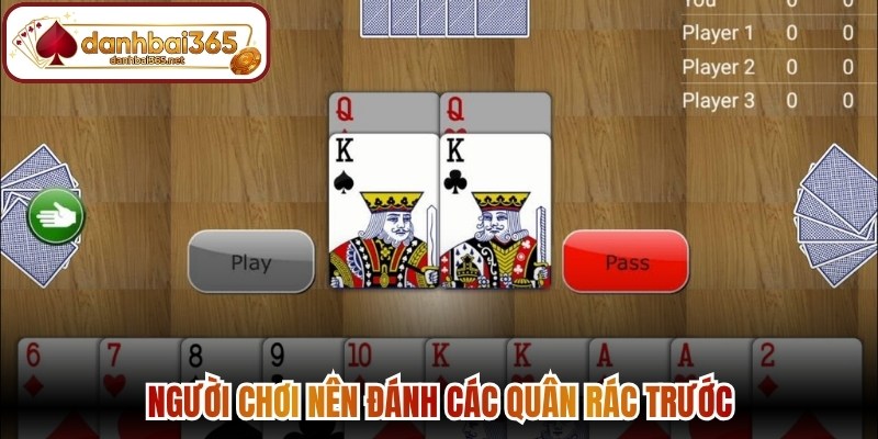 Người chơi nên đánh các quân rác trước